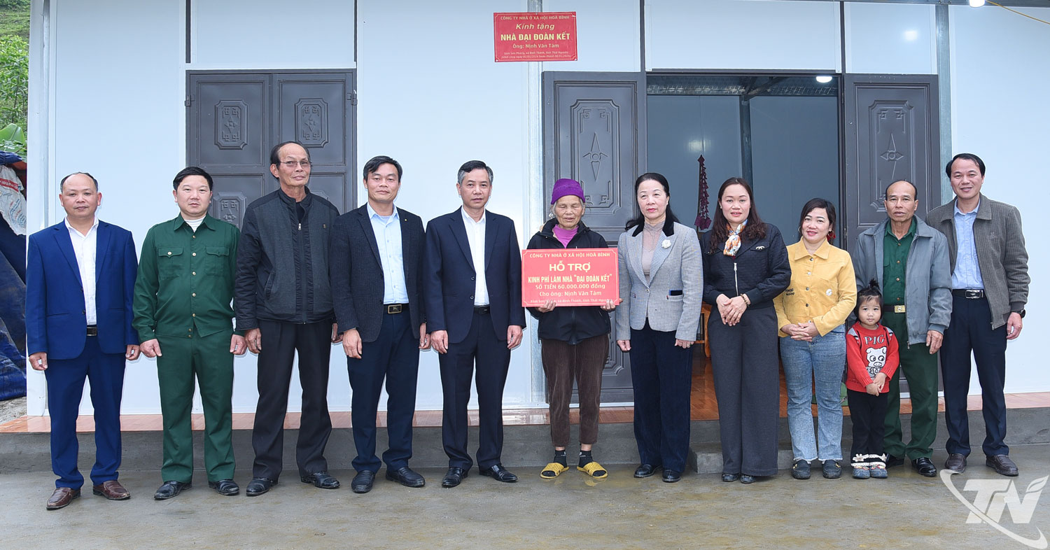 Lãnh đạo Báo và Phát thanh, Truyền hình Thái Nguyên cùng cấp ủy, chính quyền xã Bình Thành bàn giao nhà Đại đoàn kết cho cựu chiến binh Nịnh Văn Tám.