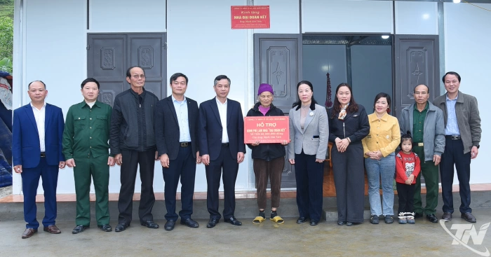 Gần 200 hộ có hoàn cảnh khó khăn, gia đình chính sách xã Bình Thành được nhận quà Tết