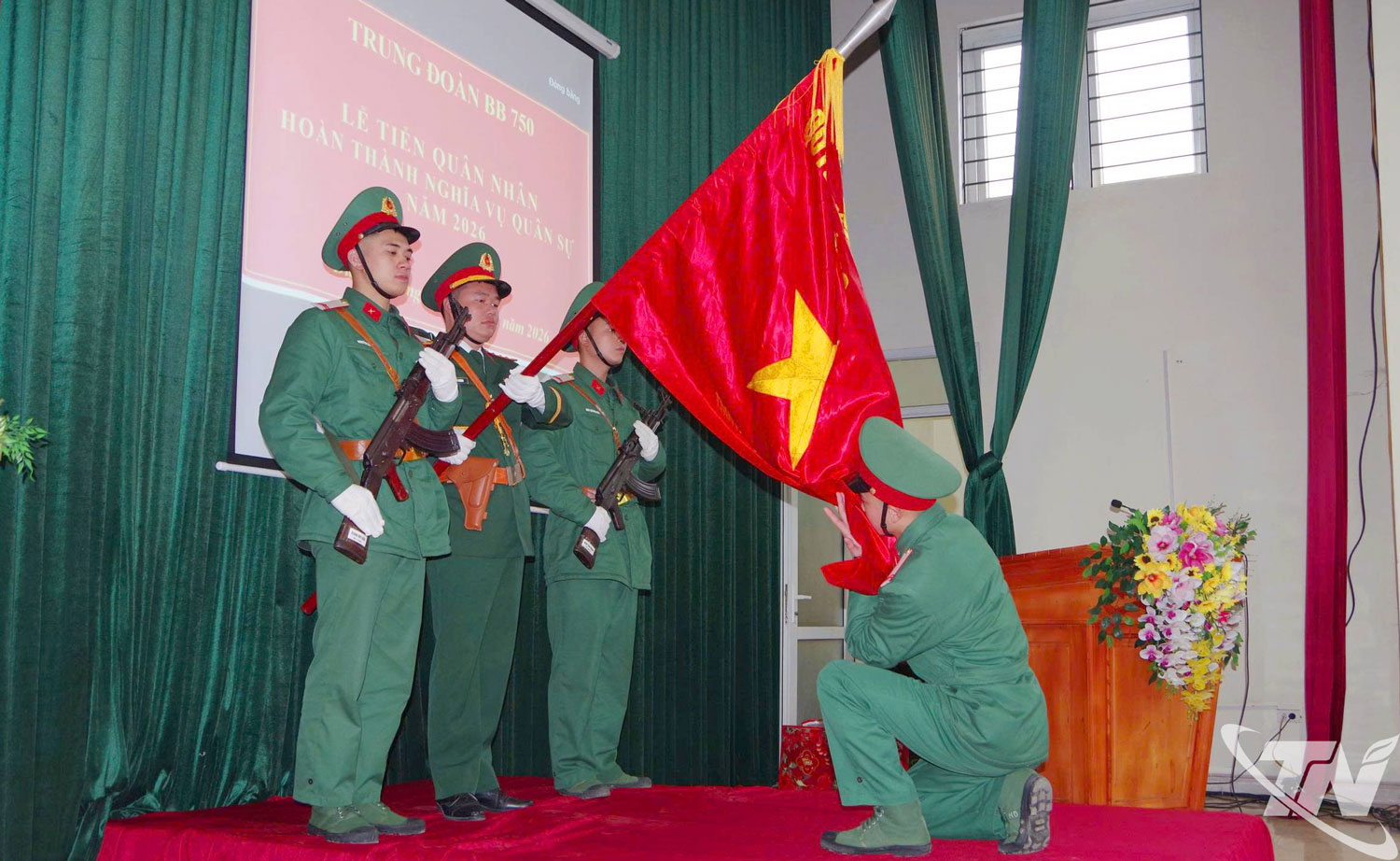 Quân nhân hoàn thành nghĩa vụ quân sự thực hiện nghi lễ tuyên thệ.