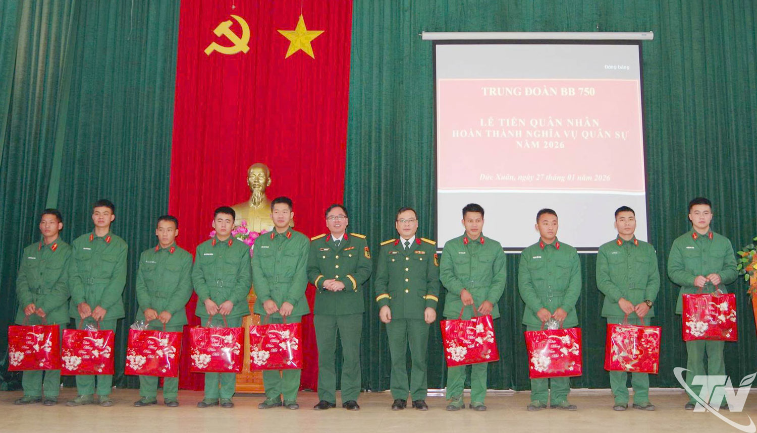 lãnh đạo Trung đoàn 750 tặng quà quân nhân hoàn thành nghĩa vụ quân sự tại ngũ.