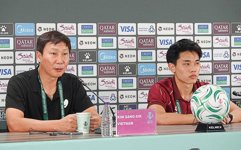 Huấn luyện viên Kim Sang Sik chia sẻ tại buổi họp báo.