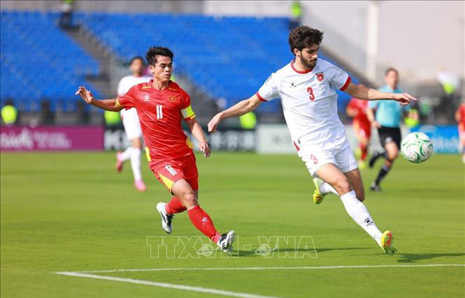 Khuất Văn Khang nỗ lực đeo bám cầu thủ U23 Jordan. Ảnh: Nguồn AFC/TTXVN