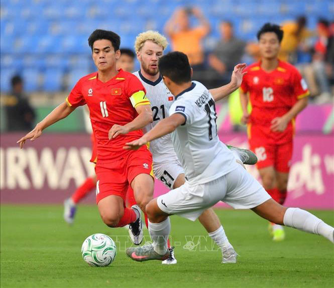 Nỗ lực đi bóng của Khuất Văn Khang số 11- U23 Việt Nam. Ảnh: Nguồn AFC/TTXVN