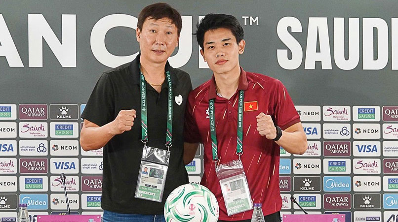 Huấn luyện viên Kim Sang Sik và cầu thủ Nguyễn Đình Bắc tại buổi họp báo sau trận thắng 1-0 U23 Saudi Arabia. Ảnh: Ted Trần