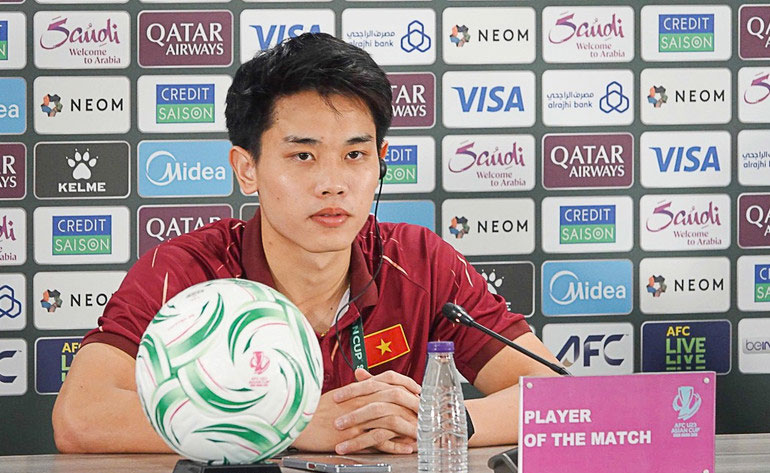 Tuyển thủ Nguyễn Đình Bắc phát biểu tại buổi họp báo.