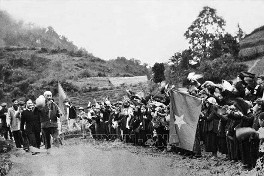 Nhân dân bản Pác Bó, xã Trường Hà, huyện Hà Quảng, tỉnh Cao Bằng vui mừng chào đón Bác Hồ về thăm, ngày 20-2-1961. Ảnh: Tư liệu TTXVN