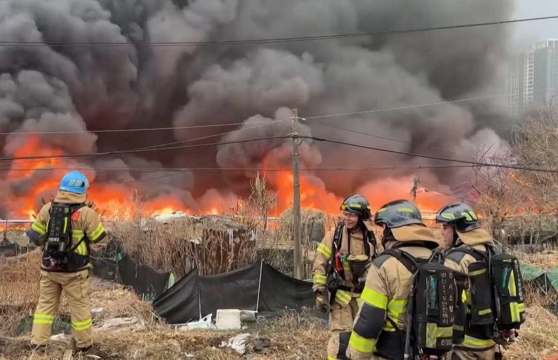 Ngọn lửa lớn kèm khói dày bốc lên từ khu vực được gọi là làng Guryong.