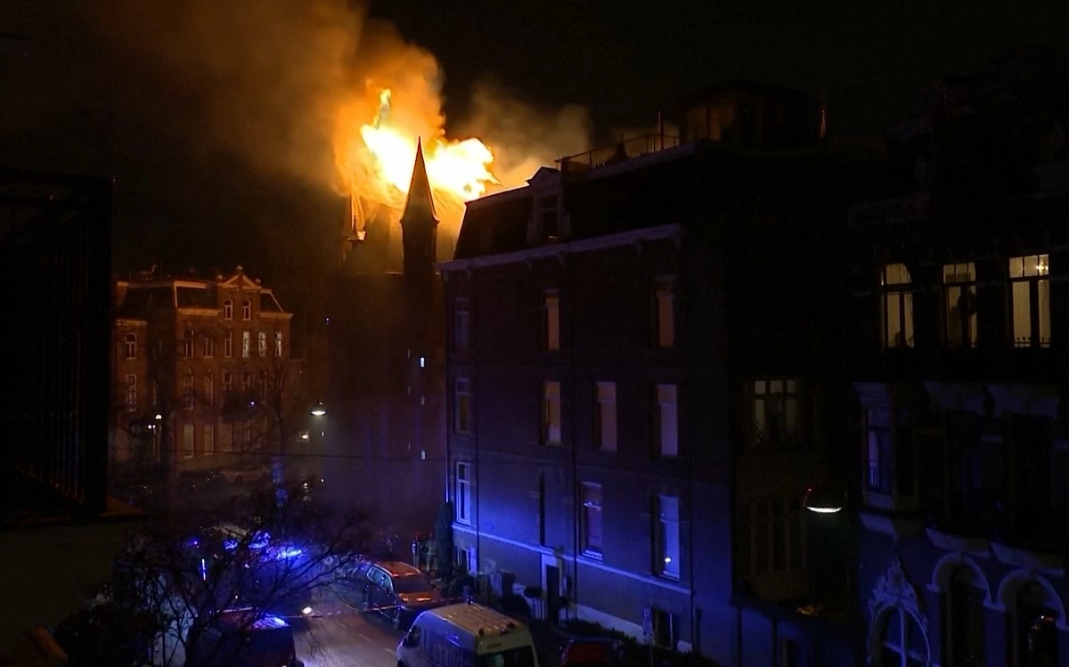 Nhà thờ Vondelkerk theo phong cách Tân Gothic đã bị lửa thiêu rụi.