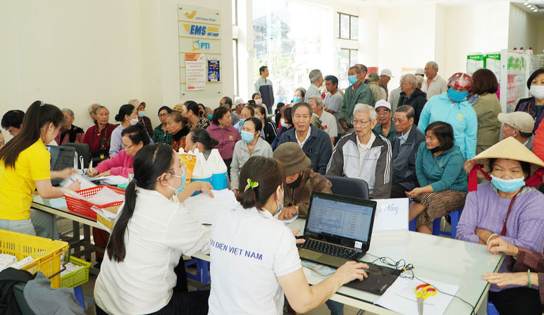 Chi trả gộp 3 tháng lương hưu và trợ cấp bảo hiểm xã hội cho người hưởng tại Gia Lai.