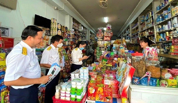 Công chức thuế tuyên truyền hỗ trợ hộ kinh doanh về chủ trương chuyển đổi mô hình hoạt động.