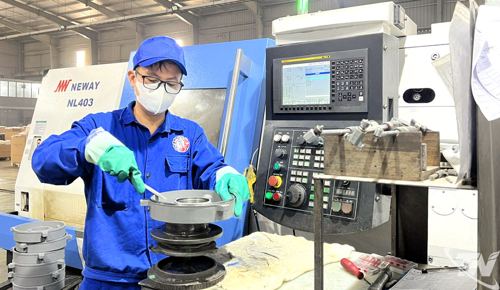 Nhiều doanh nghiệp cơ khí trên địa bàn tỉnh mạnh dạn đầu tư dây chuyền hiện đại, góp phần giải phóng sức lao động, nâng cao năng suất và chất lượng sản phẩm.