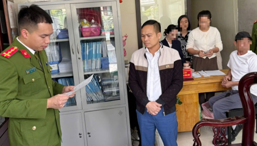 Công an tỉnh Quảng Ninh thực hiện quy trình tố tụng đối với Nguyễn Văn Hải, Giám đốc Trung tâm công tác xã hội Hải Hà. (Ảnh: Công an tỉnh Quảng Ninh).