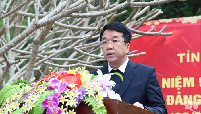 Đoàn đại biểu tỉnh Thái Nguyên dâng hương tại Khu di tích lịch sử Coỏng Tát