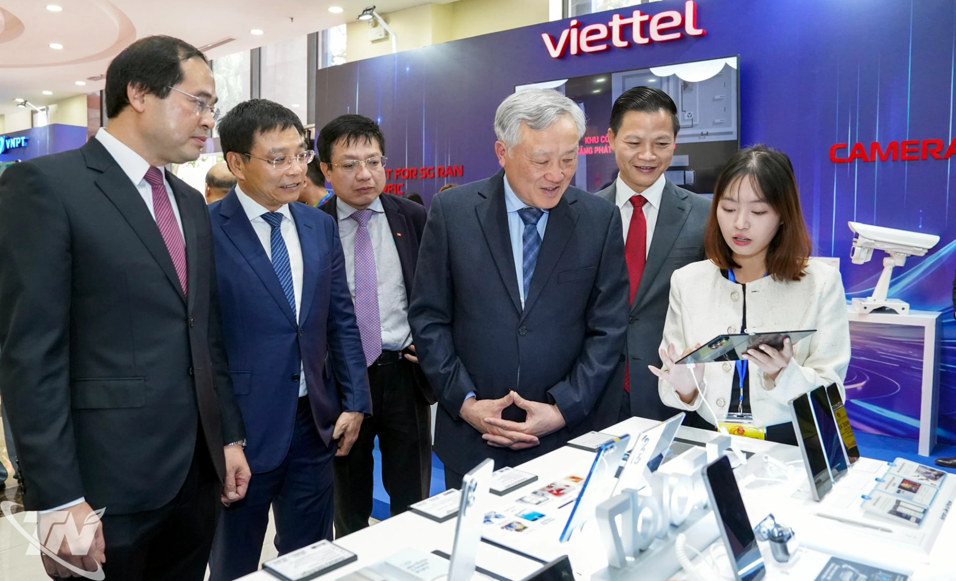 Phó Thủ tướng Thường trực Chính phủ Nguyễn Hòa Bình cùng lãnh đạo tỉnh Thái Nguyên và đại biểu thăm gian trưng bày, giới thiệu sản phẩm chuyển đổi số của các doanh nghiệp.