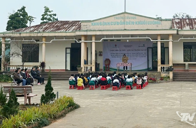 Buổi chào cờ và sinh hoạt đầu tuần ở điểm trường Đồn Đèn.