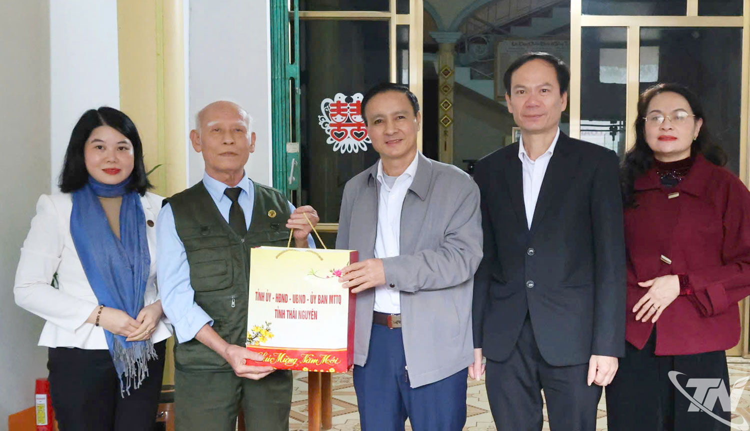 Đ/c Vũ Duy Hoàng tặng quà cho ông Phạm Văn Thành xóm Bằng Ninh, xã Yên Trạch