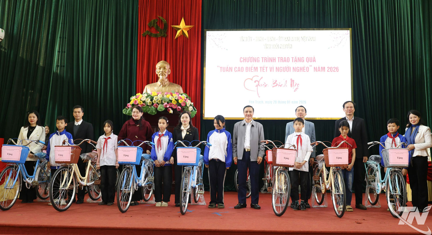 Đ/c Vũ Duy Hoàng tặng xe cho học sinh khó khăn xã Yên Trạch