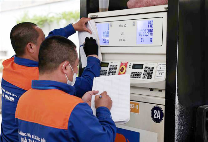 Kiểm kê xăng dầu trước khi điều chỉnh giá bán. Ảnh: Trần Việt/TTXVN