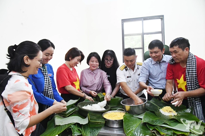 Thăm, chúc Tết cán bộ, chiến sĩ và nhân dân trên đảo Nam Du