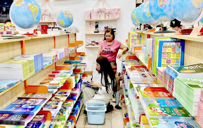 Học sinh lựa chọn sách giáo khoa tại một hiệu sách trên địa bàn TP Hà Nội.