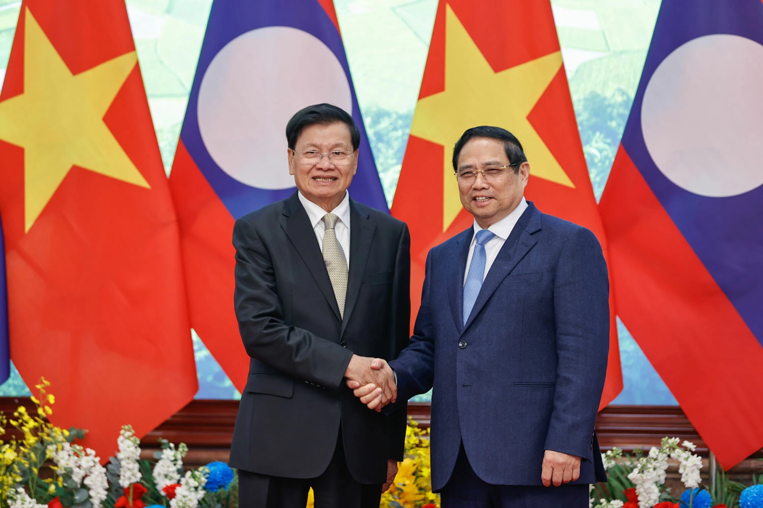 Thủ tướng Chính phủ Phạm Minh Chính hội kiến với đồng chí Thongloun Sisoulith, Tổng Bí thư Ban Chấp hành Trung ương Đảng Nhân dân cách mạng Lào, Chủ tịch nước Cộng hoà Dân chủ Nhân dân Lào - Ảnh: VGP/Nhật Bắc