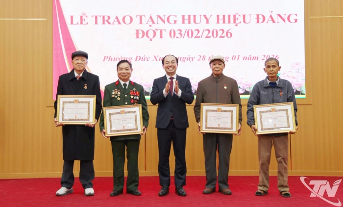 Đồng chí Nguyễn Đăng Bình trao Huy hiệu Đảng tại phường Đức Xuân