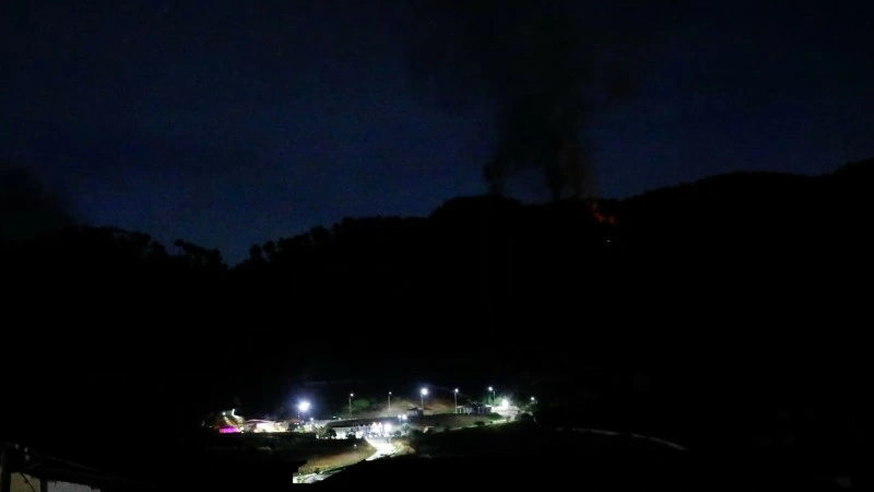 Khói lửa bốc lên tại khu phức hợp quân sự Fuerte Tiuna lớn nhất Venezuela, sau một loạt tiếng nổ ở thủ đô Caracas, ngày 3/1/2026. (Ảnh: TTXVN)