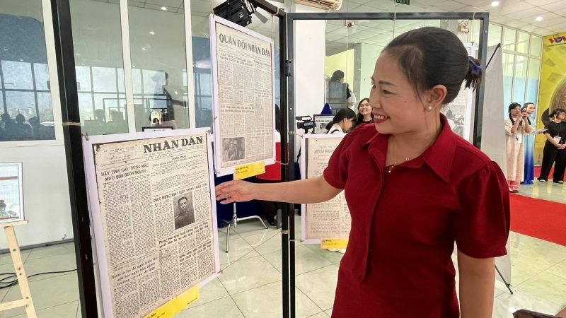 Người dân tham quan ấn bản báo in Báo Nhân Dân.