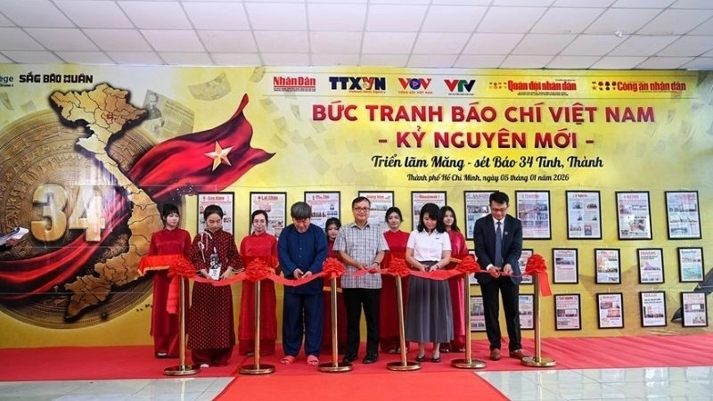 Các đại biểu cắt băng khai mạc Triển lãm Sắc báo Xuân 2026 - Triển lãm báo chí 34 tỉnh, thành”.