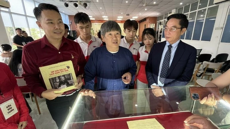 Khách tham quan tờ Gia Định Báo in bằng chữ quốc ngữ đầu tiên của Việt Nam, số 35, ra ngày 2/9/1890