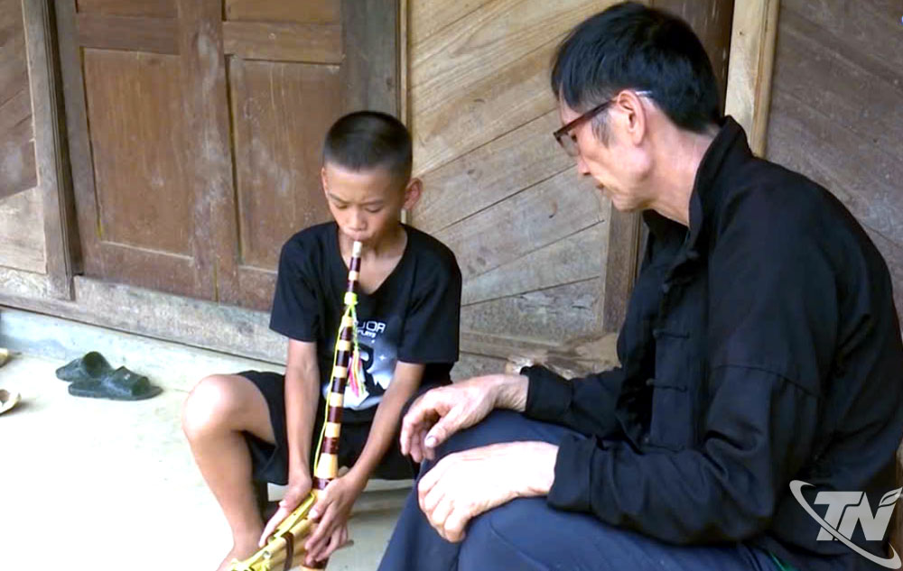 Ông Sùng Văn Sinh, xóm Lân Quan (xã Quang Sơn) truyền dạy nghệ thuật khèn cho thế hệ trẻ.