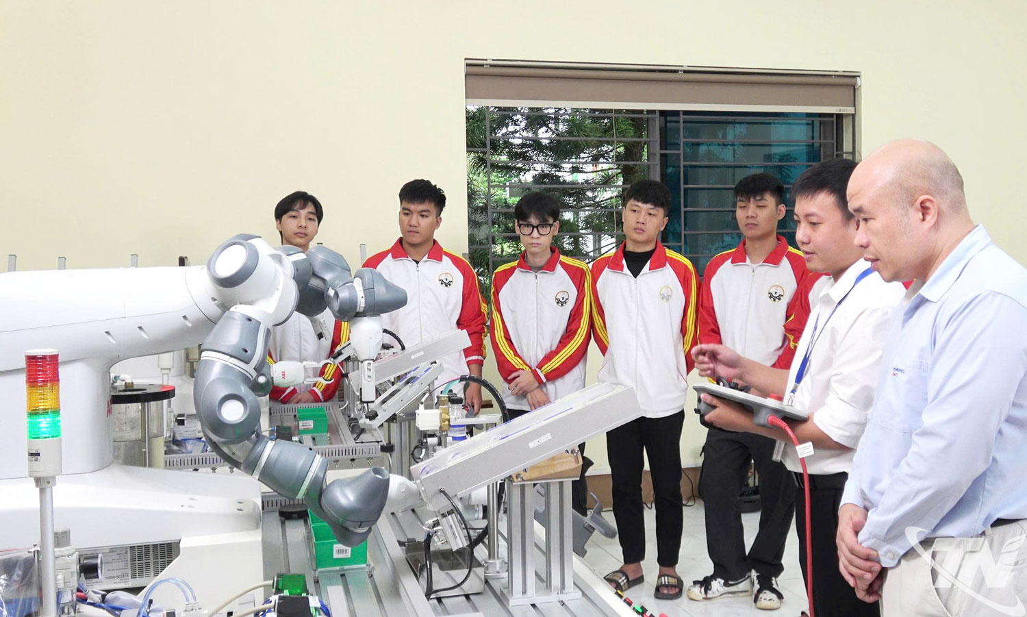 Hoạt động giảng dạy theo hướng thực hành tại Trường Đại học Kỹ thuật công nghiệp (Đại học Thái Nguyên) giúp sinh viên rèn kỹ năng, hình thành tư duy đổi mới sáng tạo ngay trên giảng đường.