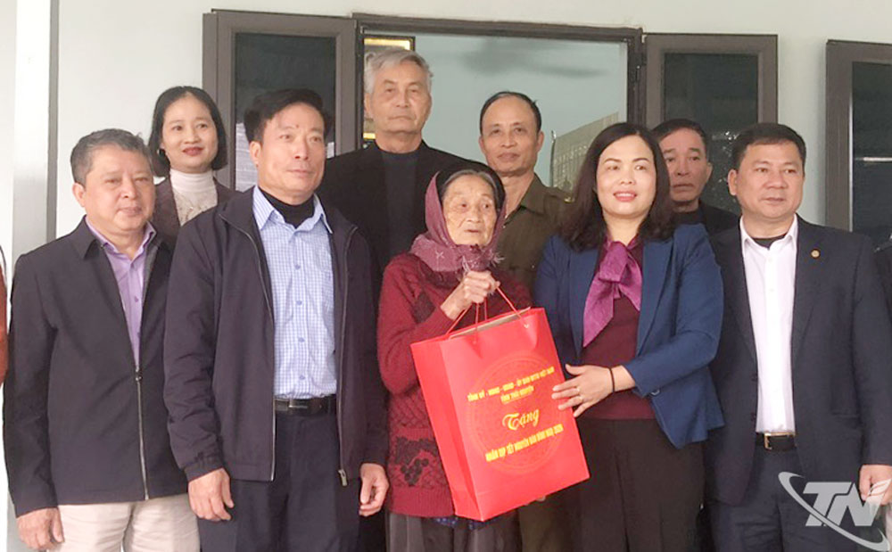 Đồng chí Trần Thị Lộc tặng quà cụ Cù Thị Dự, ở Tổ dân phố Hợp Thành