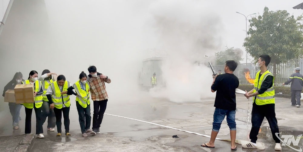 Lực lượng PCCC và CNCH cơ sở cứu người, tài sản và triển khai chữa cháy.