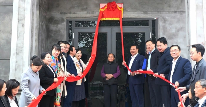 Phường Gia Sàng: Bàn giao nhà Đại đoàn kết cho 2 hộ có nhà bị sập hoàn toàn do bão số 11