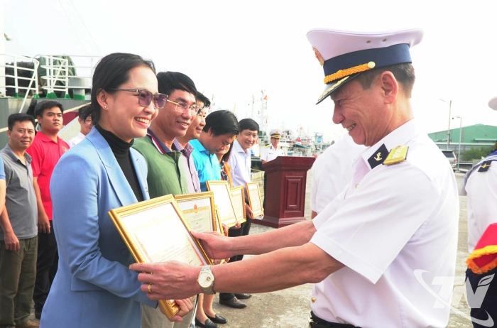 Hoàn thành hành trình thăm, chúc Tết các nhà giàn DK1 và đặc khu Côn Đảo