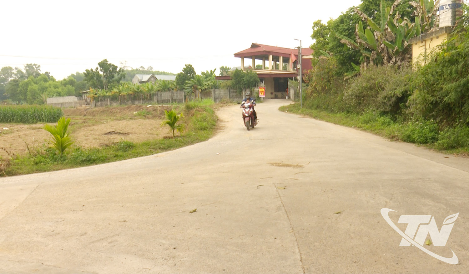 Một con đường bê tông rộng đẹp nhờ sự hiến đất của nhiều hộ dân.