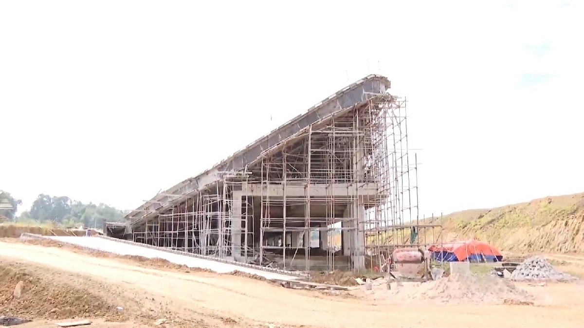 이 사업의 총투자액은 이천오백 억 동을 웃돌며.