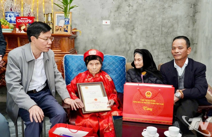 Lãnh đạo tỉnh tặng quà gia đình chính sách, học sinh có hoàn cảnh khó khăn