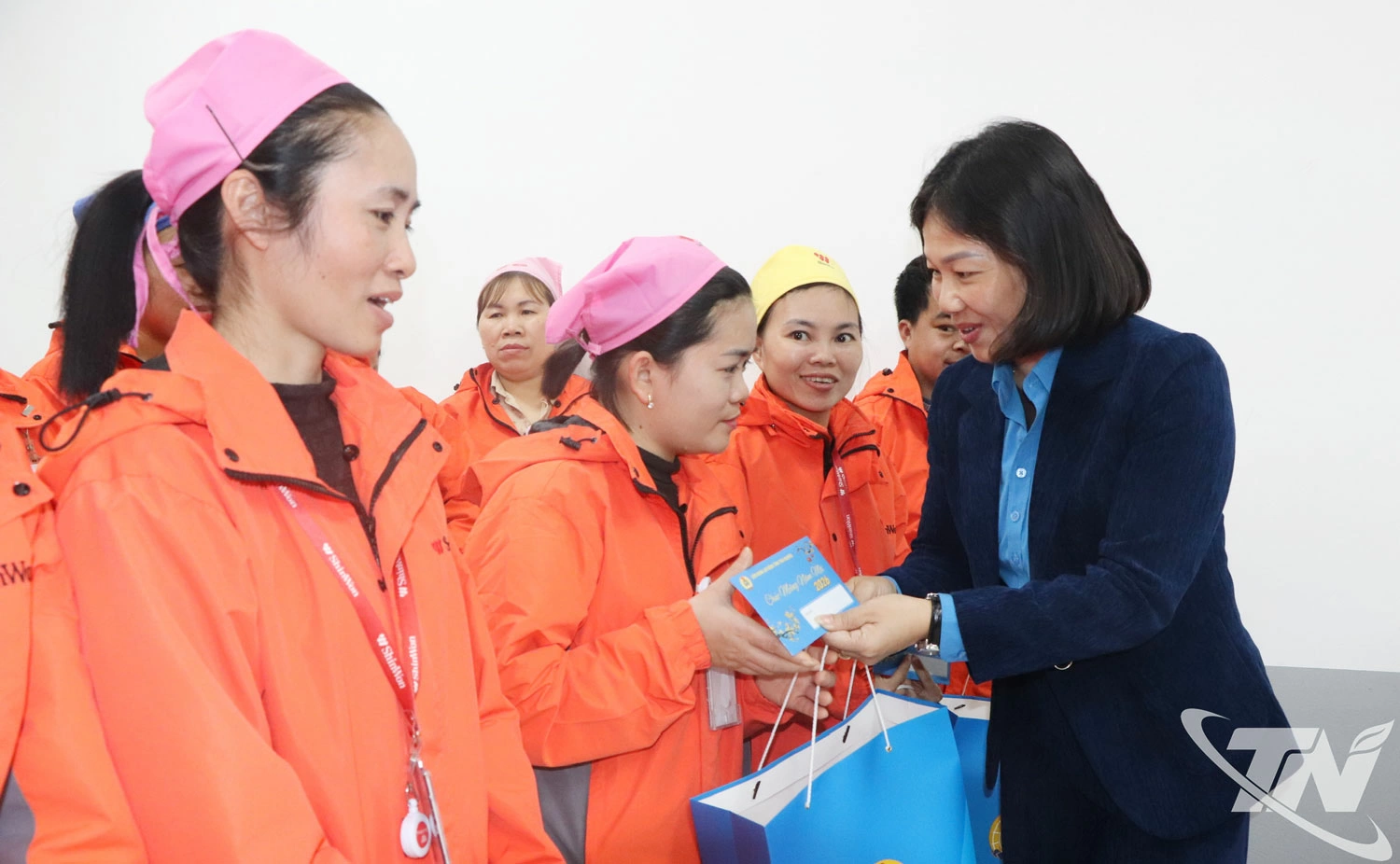 Đồng chí Đỗ Thị Hiền, Chủ tịch Liên đoàn Lao động tỉnh, trao quà Tết tặng công nhân, người lao động Công ty TNHH Shinwon Ebenezer Hà Nội.
