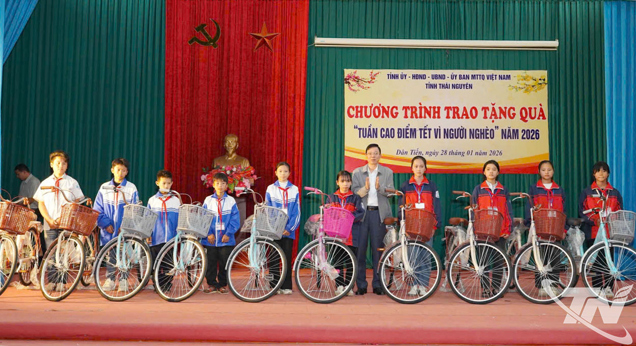 10 chiếc xe đạp được trao tặng học sinh có hoàn cảnh khó khăn tại xã Dân Tiến.