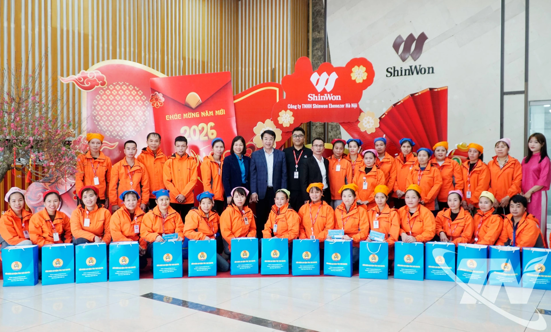 Đồng chí Phó Bí thư Tỉnh ủy và người lao động của Công ty TNHH Shinwon Ebenezer Hà Nội.