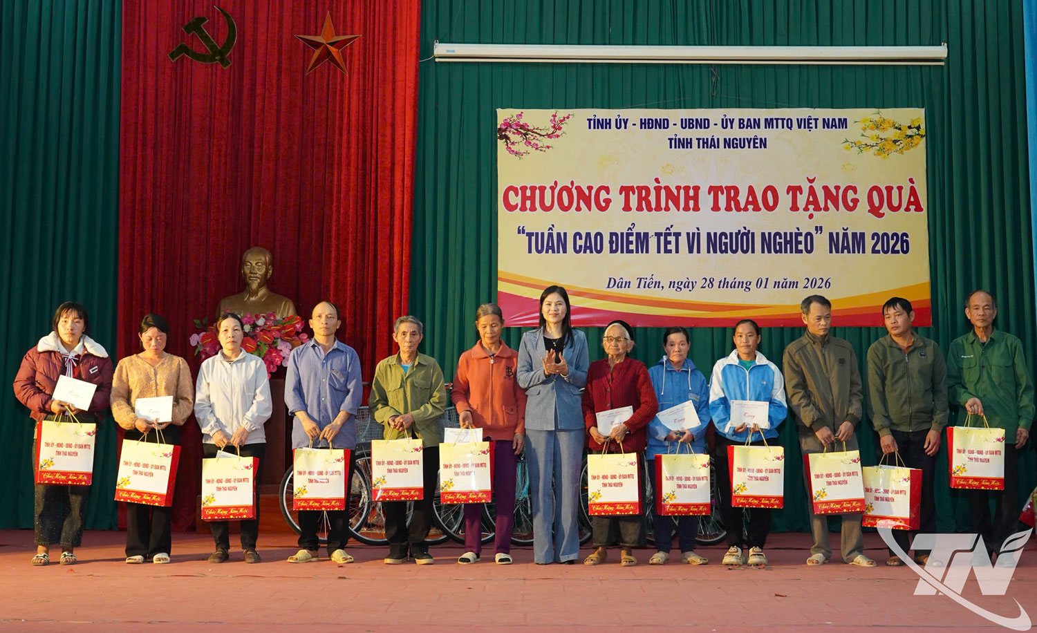 Đại diện các hộ nghèo tại xã Dân Tiến nhận quà Tết.