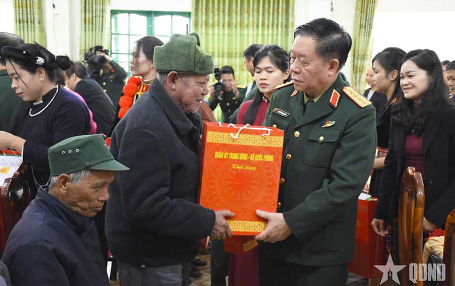 Đại tướng Nguyễn Trọng Nghĩa trao quà tặng các gia đình chính sách, người có công trên địa bàn tỉnh Cao Bằng. Ảnh: ANH MINH