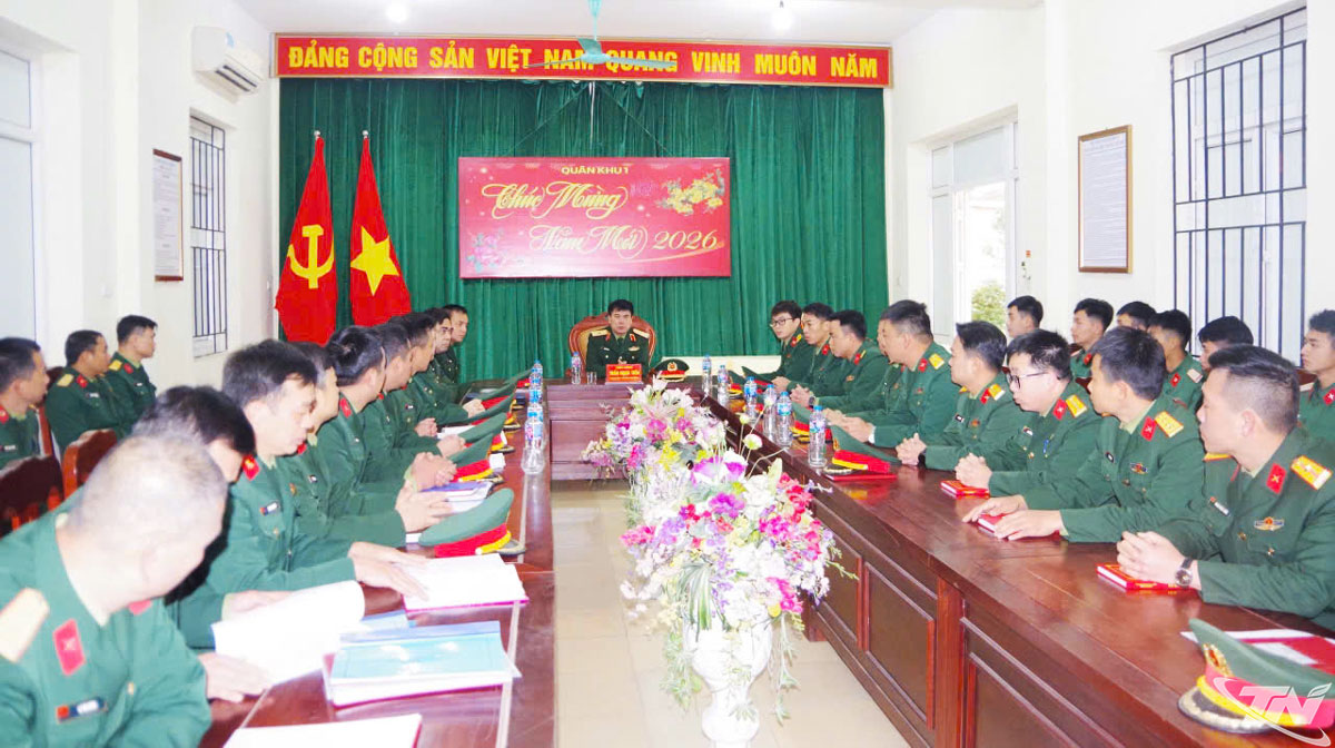 Thiếu tướng Trần Ngọc Tiến, Phó Tham mưu trưởng Quân khu 1 đến thăm, chúc Tết và kiểm tra công tác sẵn sàng chiến đấu tại Trung đoàn 832.