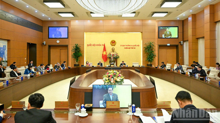 Quang cảnh phiên họp sáng 12/1.