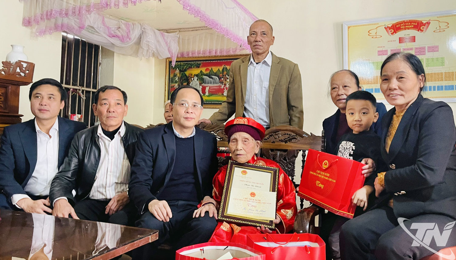 Đồng chí phó Chủ tịch UBND tỉnh và Đoàn công tác tặng quà bà Phạm Thị Khánh, người cao tuổi tròn 100 tuổi.