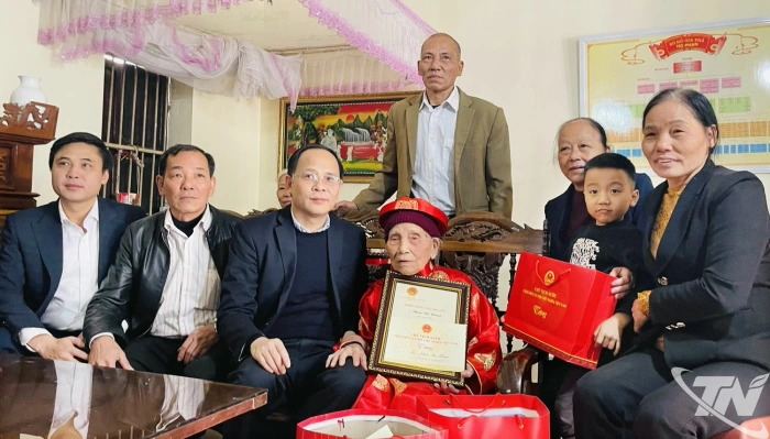 Lãnh đạo tỉnh tặng quà gia đình chính sách, học sinh có hoàn cảnh khó khăn