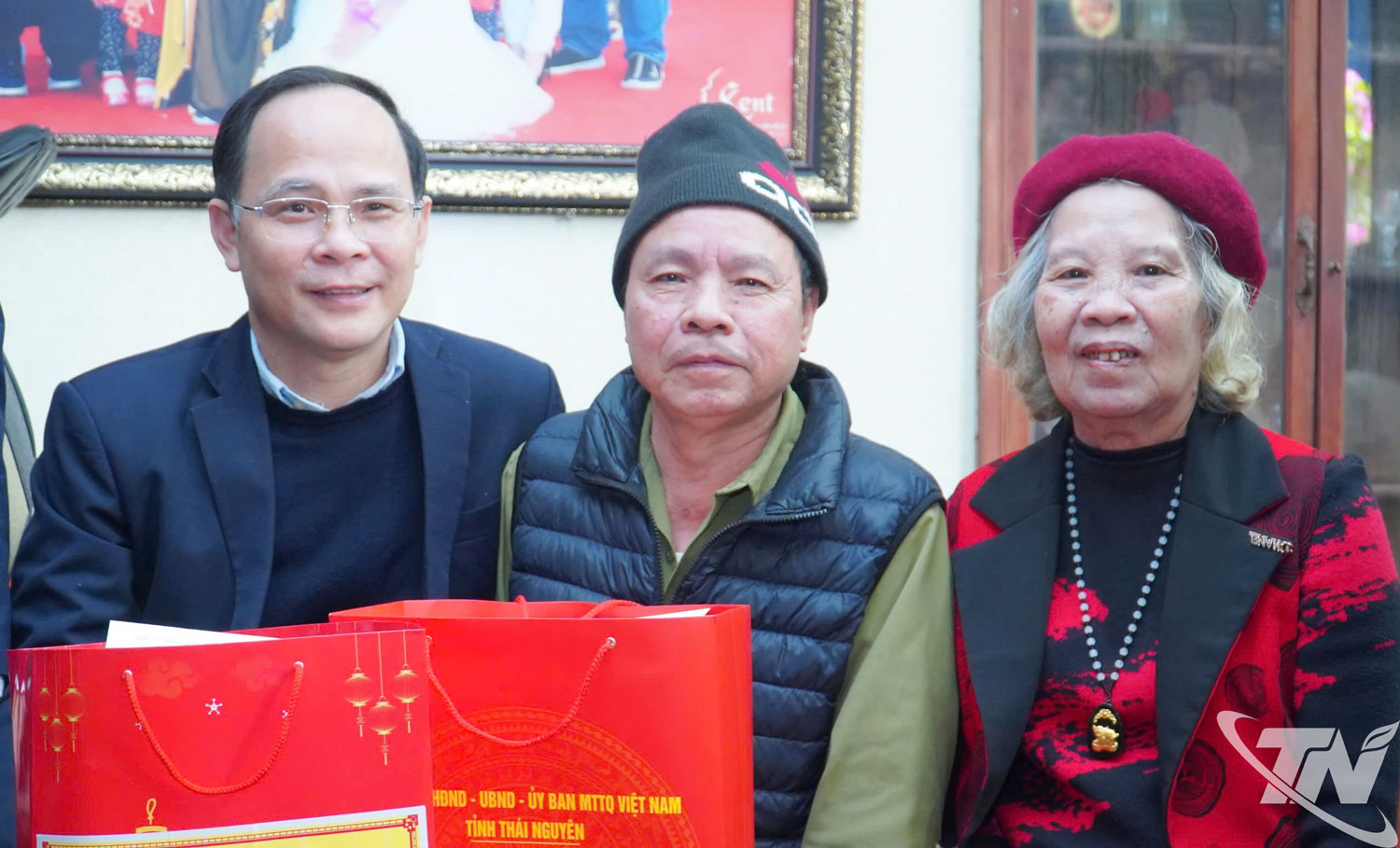 tặng quà ông Nguyễn Hồng Quân (ở giữa), người hoạt động kháng chiến bị nhiễm CĐHH