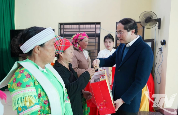 Lãnh đạo tỉnh Thái Nguyên tặng quà Tuần cao điểm Tết vì người nghèo tại các địa phương